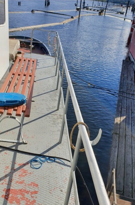 Foto av krakk på dekket til en båt.